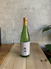 Load image into Gallery viewer, Akitabare Koshiki Junsukuri - Northern Skies - Junmai Sake - Akita, Japan (720ml)
